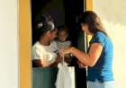 Prefeita Marcela Gomes mantém tradição e passa a quarta-feira Santa distribuindo pescado de casa em casa